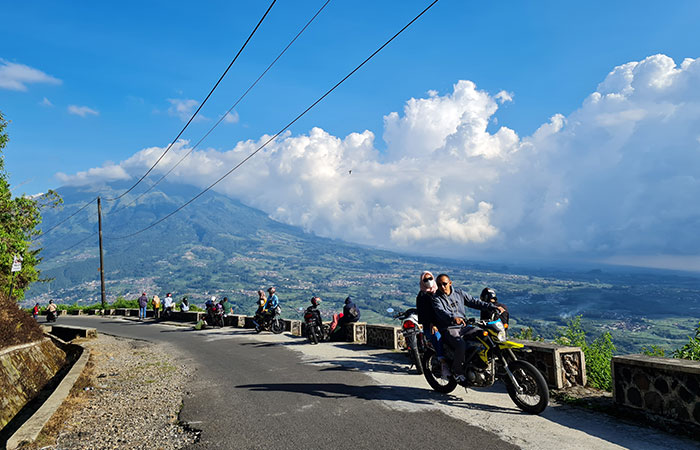 RAMAI: Pengunjung tampak menikmati keindahan panorama alam di Gunung Telomoyo.NAILA NIHAYAH/RADAR JOGJA