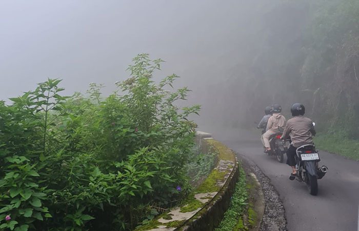 KABUT TEBAL: Suasana jalan di Gunung Telomoyo saat terjadi kabut tebal. Beberapa hari ini, jalur masuk ke destinasi wisata itu ditutup karena cuaca ekstrem.NAILA NIHAYAH/RADAR JOGJA