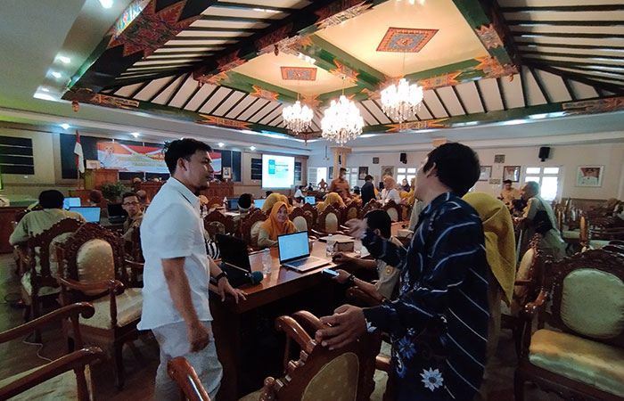 Bimtek penggunaan aplikasi CMS-Siskeudes Link bagi pemdes di Kabupaten Purworejo khususnya operator desa terkait pelaksanaan TNT (CMS) pada pengelolaan APBDes di pada (23/1).