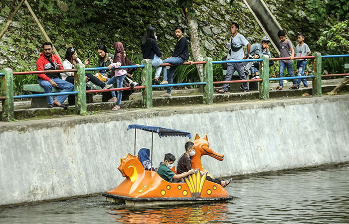 JUJUKAN: Wisatawan mengunjungi kawasan objek wisata Kaliurang, Sleman Minggu (21/1). Dinas Pariwisata Sleman menargetkan kunjungan wisata Sleman sebanyak 7,5 juta wisatawan pada tahun ini.