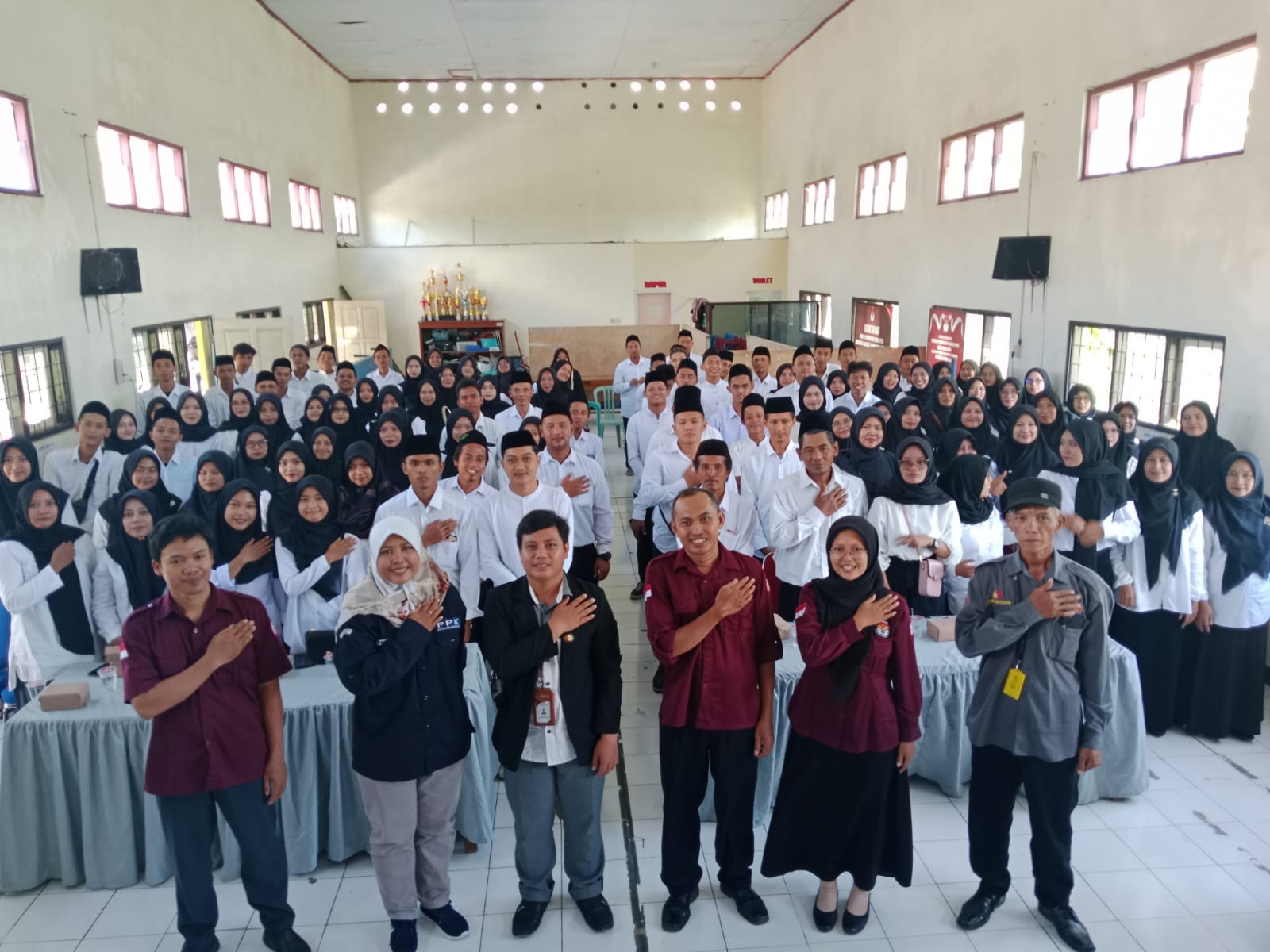 TANGGUNG JAWAB: Komisioner KPU Kebumen Muhammad Sobir usai pelantikan KPPS. (Istimewa)