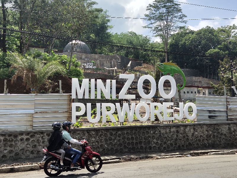 PERTAMA: Pengendara sepeda motor melintas di depan Mini Zoo Purworejo.