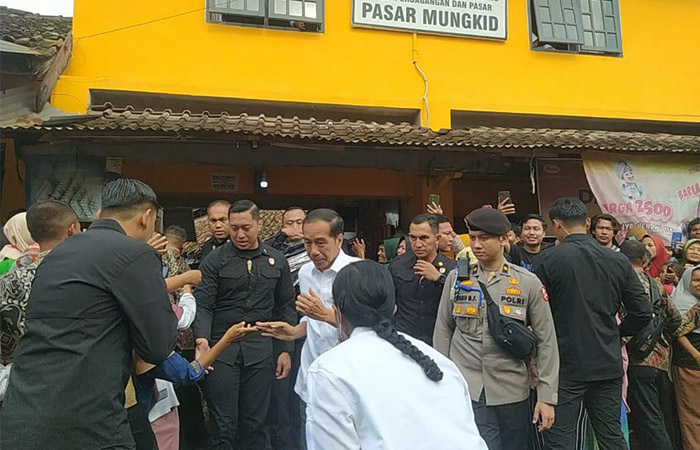 BLUSUKAN: Presiden RI Joko Widodo melakukan kunjungan ke Pasar Blabak, Kecamatan Mungkid pada Senin (29/1) untuk memantau harga sembako.