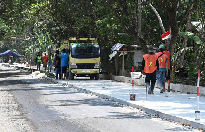 DIPERBAIKI : Pekerja fokus merampungkan proyek pemeliharaan ruas Jalan Daendles. (Dokumentasi Prokopim Kebumen)