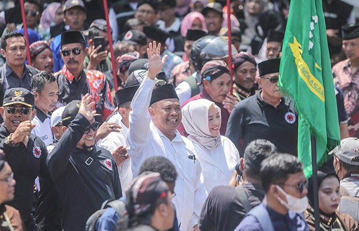 PURNA TUGAS: Harda Kiswaya menyapa masyarakat yang berada di depan Kantor Bupati Sleman kemarin (31/1). Ribuan masyarakat dan pawai jeep Merapi mengiringi pawai pelepasan Harda sebagai sekda Sleman.