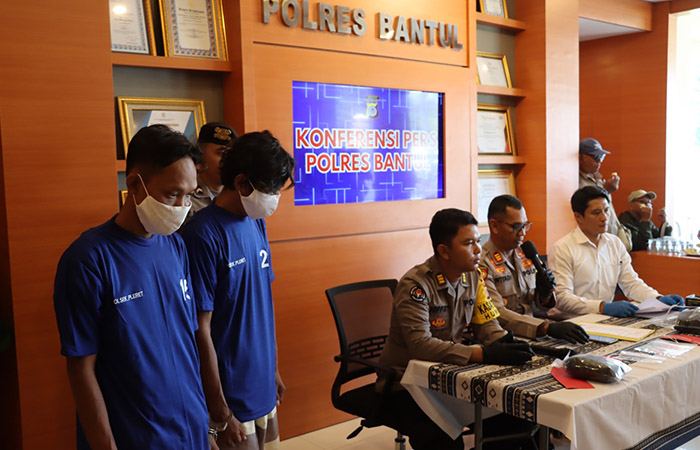 BARANG BUKTI: Jajaran Polsek Pleret dan Polres Bantul saat menghadirkan tersangka dan menunjukkan barang bukti dalam jumpa pers di Mapolres Bantul kemarin (31/1).