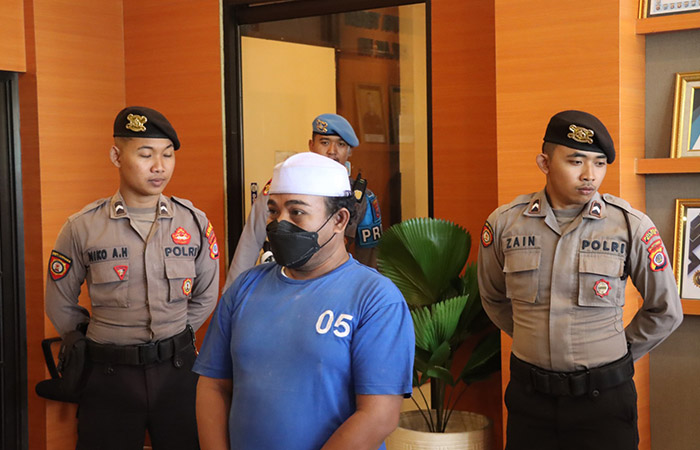 DICOKOK: Tersangka penipuan bernama Nur Fadli dengan cara penggandaan uang yang mengakibatkan warga Piyungan rugi hingga Rp 432 juta saat dihadirkan di Polres Bantu
