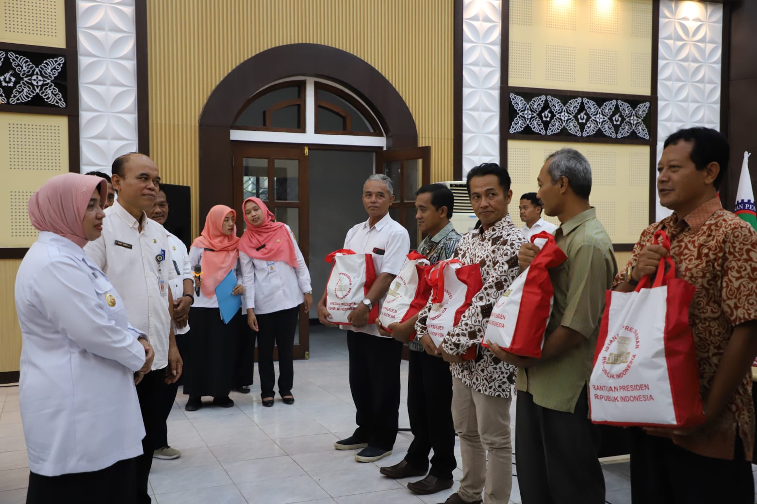 MAJU: Para tenaga harian lepas penyuluh pertanian Kabupaten Purworejo saat mendapatkan pembinaan dan bansos, Rabu (31/1).