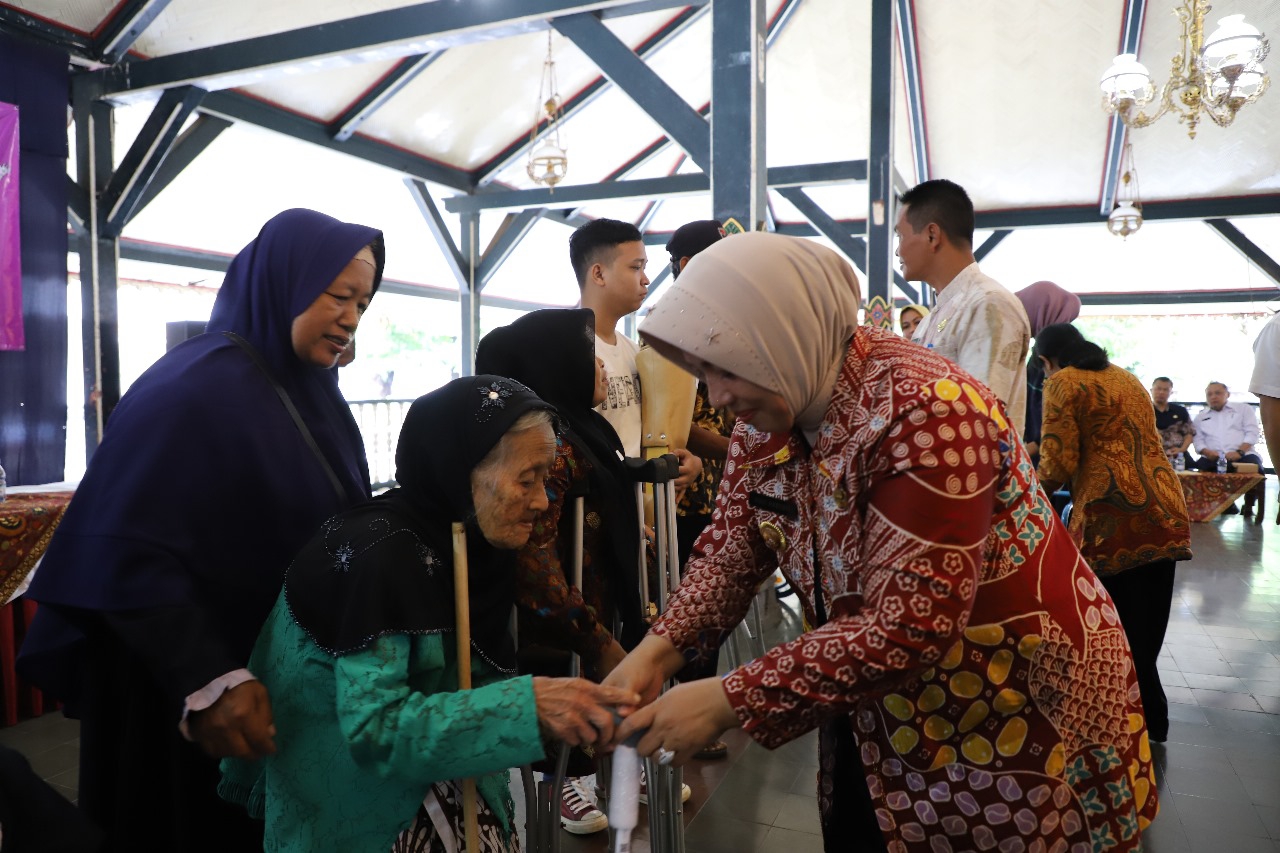 MANFAAT: Prosesi penyerahan alat bantu bagi penyandang disabilitas dan lansia di Kabupaten Purworejo oleh Bupati Purworejo Yuli Hastuti di Pendopo Kabupaten Purworejo pada Jumat (19/1).
