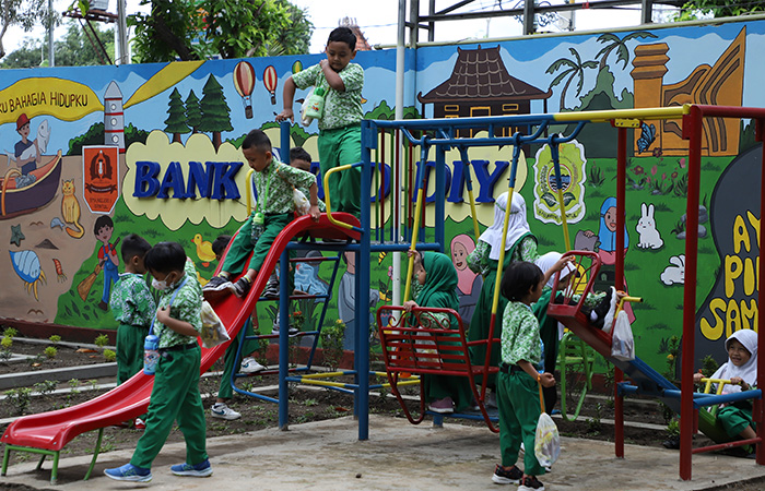 ANTUSIAS: Anak-anak usai taman kanak-kanak saat bermain di ruang bermain ramah anak di Masjid Agung Bantul yang beru diresmikan kemarin (2/2).