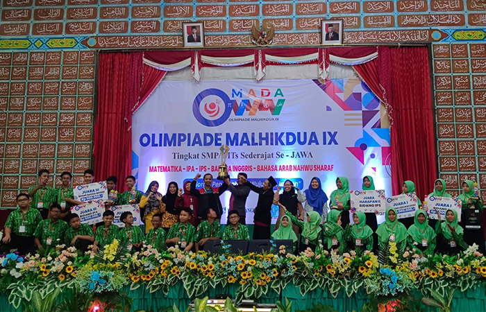 PRESTASI: Siswa MTs Negeri 1 Kebumen berhasil memboyong tropi juara umum pada ajang olimpiade se-Jawa yang berlangsung di Pesantren Al Hikmah 2, Bumiayu.