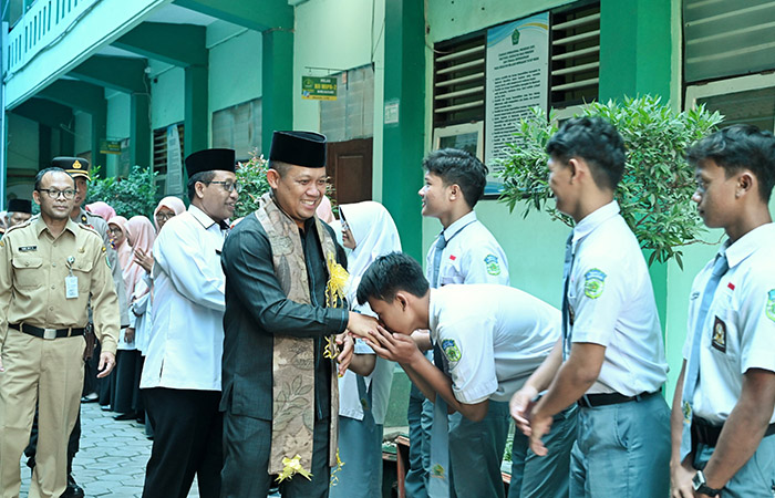 INTERAKSI: Bupati Kebumen Arif Sugiyanto berswafoto dengan pelajar MAN 2 Kebumen. Momentum itu didapat saat kegiatan Forkopimda Mengajar kemarin (6/1).