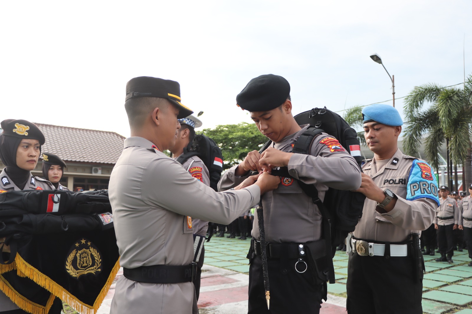 TERBUKA: Kapolres Purworejo AKBP Eko Sunaryo saat mengecek kesiapan personel yang bertugas melakukan pengamanan di TPS-TPS. Sekaligus, membagikan kaporlap pada para personel, Selasa (6/2).