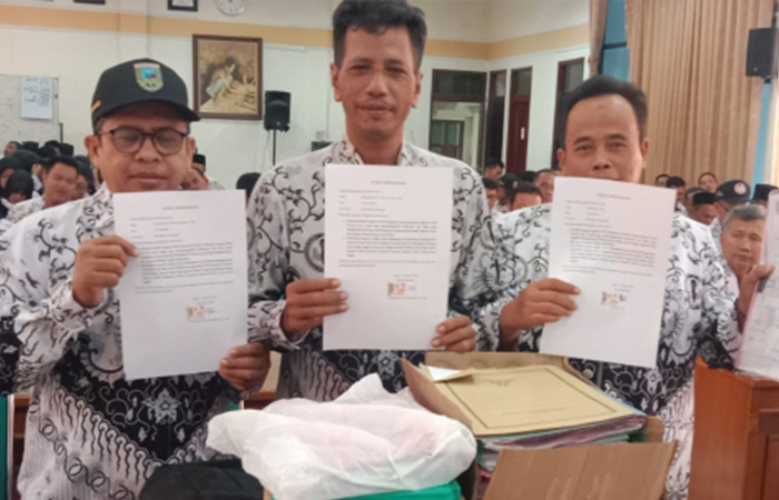 KOMPAK : Sejumlah guru di Kebumen membuat pernyataan sikap agar Agus Sunaryo bersedia mundur dari jabatan Ketua PGRI Kebumen.Istimewa