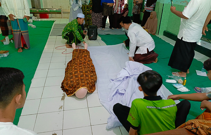 Warga di RW 06 Kelurahan Cangkrep Lor, Kecamatan/Kabupaten Purworejo khususnya para remaja diajarkan terkait pemulasaran jenazah, Jumat (9/2).ISTIMEWA