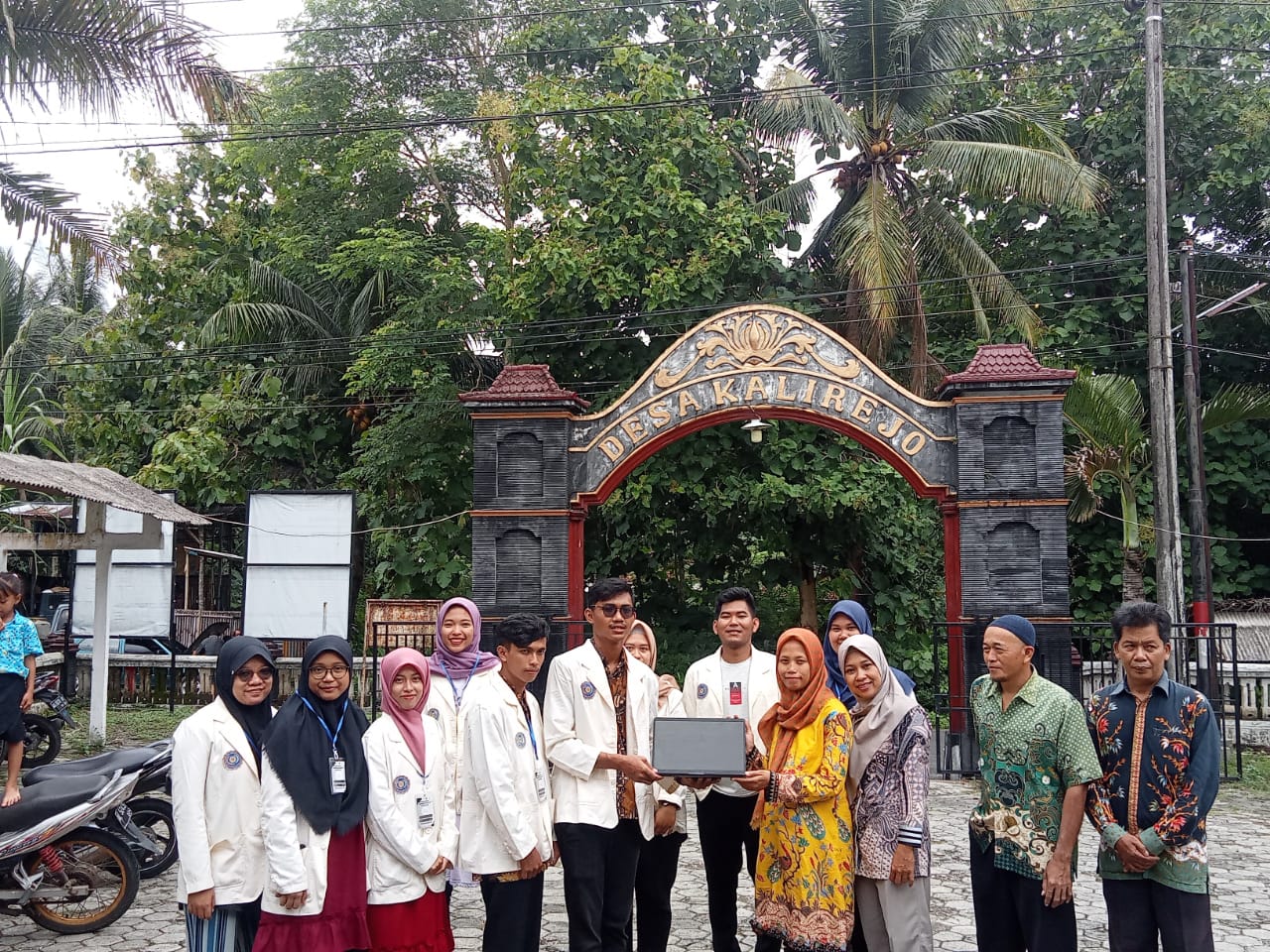 MANFAAT: Mahasiswa UMP menyerahkan secara simbolik pembuatan digitalisasi C Desa Kalirejo kepada Pemdes Kalirejo, beberapa waktu lalu.