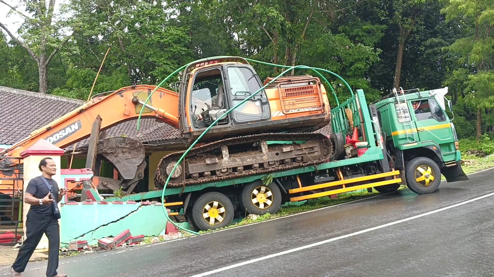 ORA KUAT: Insiden truk tak kuat menanjak dan berjalan mundur menghantam bangunan SDN 2 Trowono Kepek, Saptosari, Gunungkidul, Sabtu (10/2) pagi.