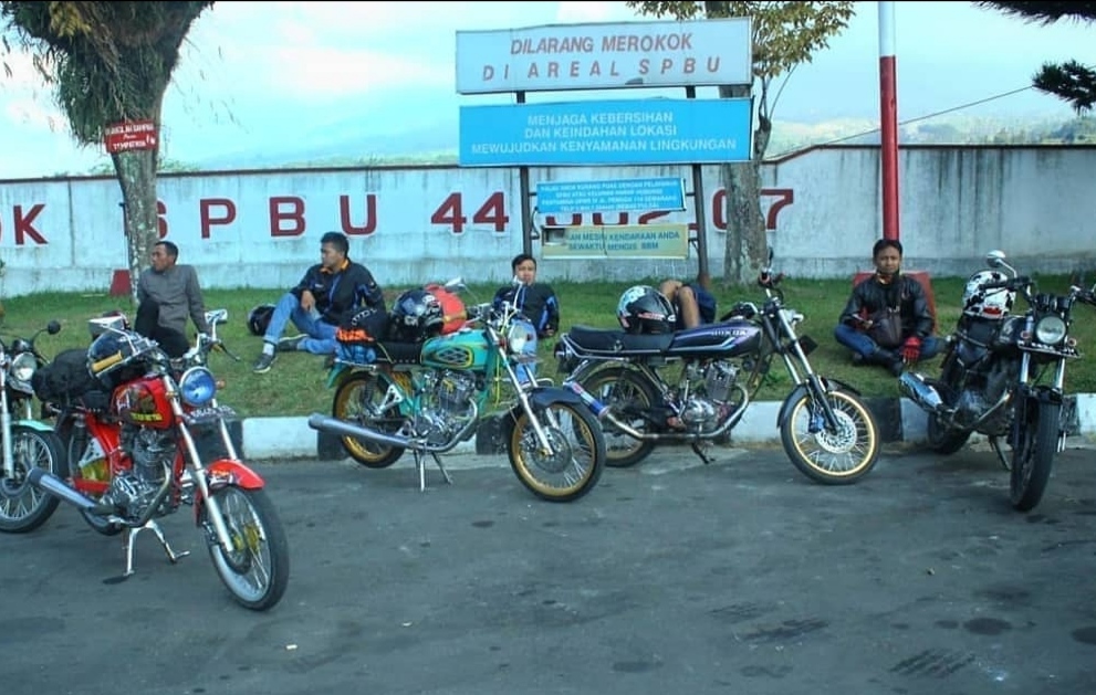 BROTHERHOOD: Sejumlah anggota Komunitas Ngemoth CB Purworejo gunakan CB untuk menunjang aktivitas mereka.