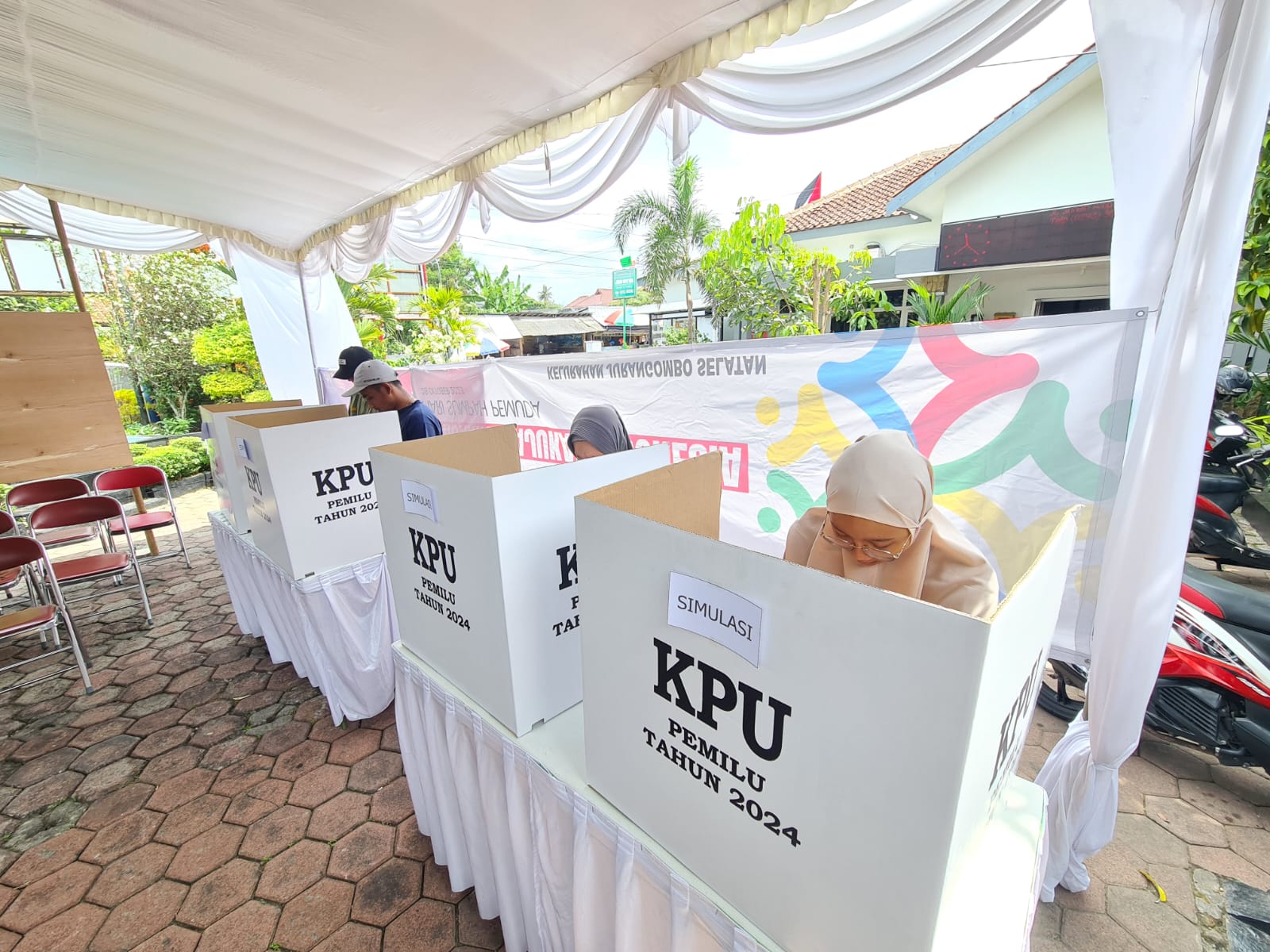 SIMULASI: KPU menggandeng sejumlah warga untuk melakukan simulasi proses pemungutan suara pada pemilu, Rabu (14/2/2024) mendatang.