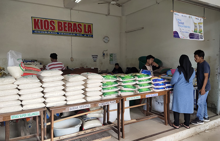 PERMINTAAN TINGGI: Suasana kios beras di Pasar Baledono Purworejo, Minggu&nbsp;(11/2). Beras di Purworejo alami kenaikan rata-rata kini di angka Rp 16 Ribu per kilogram.JIHAN ARON VAHERA/RADAR JOGJA