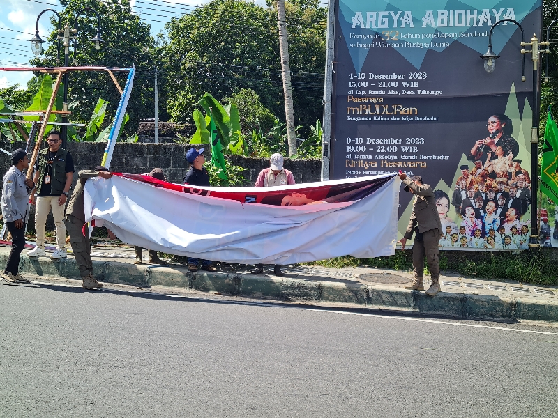 COPOT APK: Tim gabungan menyisir sejumlah lokasi, terutama di jalan protokol untuk mencopot APK yang masih terpasang, Minggu (11/2).