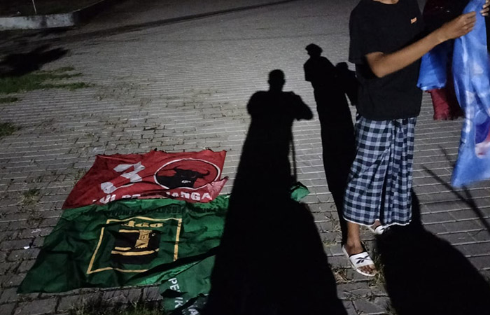 BARANG BUKTI: Bendera partai politik yang dicopot paska oleh dua pelajar yang masih di bawah umur di wilayah Pajangan.