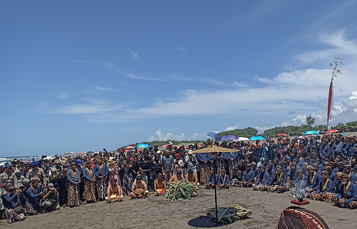 AGENDA RUTIN: Ubo rampe saat didoakan juru kunci Cepuri dan abdi dalem di Pantai Parangkusumo sebelum dilabuh ke laut kemarin (11/2).