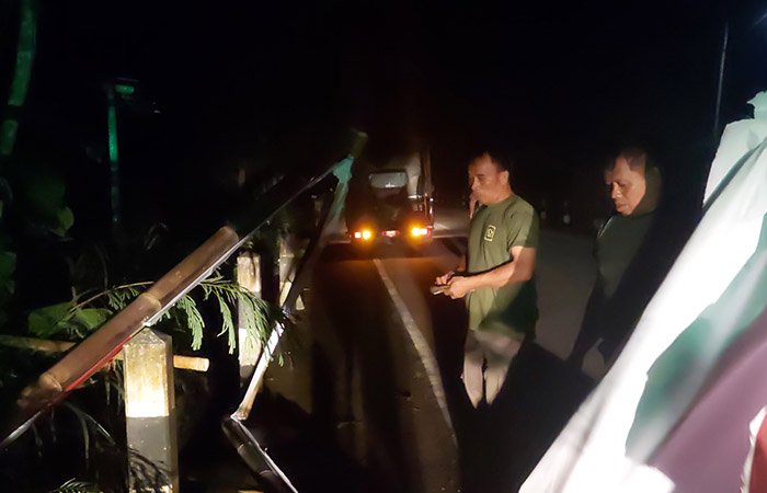 MASA TENANG: Petugas Satpol PP Kulon Progo saat menertibkan APK sejak Minggu (11/2) dini hari.