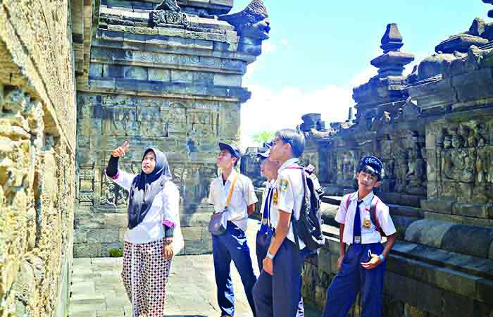 ANTUSIAS: Para pelajar mengikuti uji coba naik ke struktur Candi Borobudur, Senin (12/2). Mereka didampingi oleh pemandu wisata yang sebelumnya telah mendapat pelatihan.