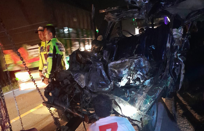 RINGSEK : Penampakan mobil pikap L300 usai terlibat kecelakaan di jalan lintas selatan-selatan (JLSS). Atau tepatnya di timur simpang empat arah mercusuar Desa Tanggulangin, Kecamatan Klirong.