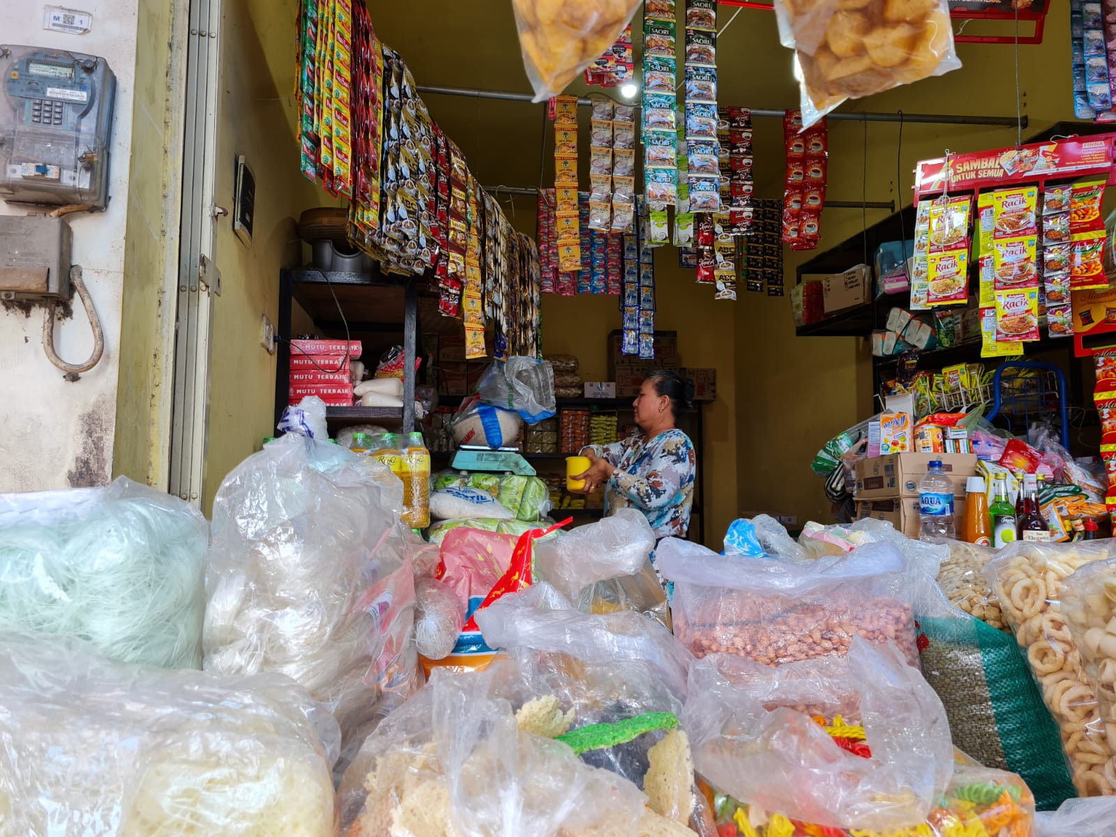 MELAMBUNG TINGGI: Harga beras di pasaran terus mengalami kenaikan. Kini, harganya menyentuh angka Rp 16 ribu per kilogram untuk beras medium.