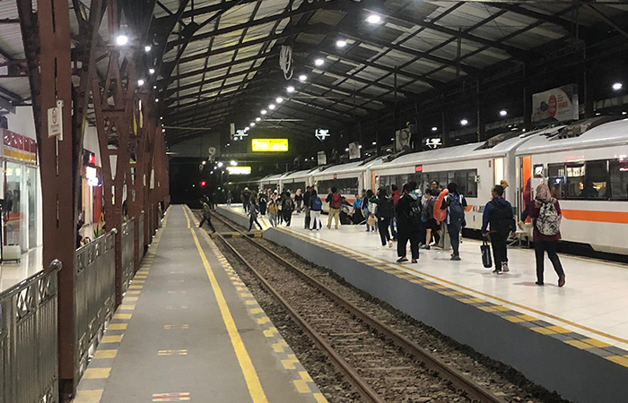 Suasana penumpang di slaah satu stasiun di wilayah Daop 5 Purwokerto.ISTIMEWA