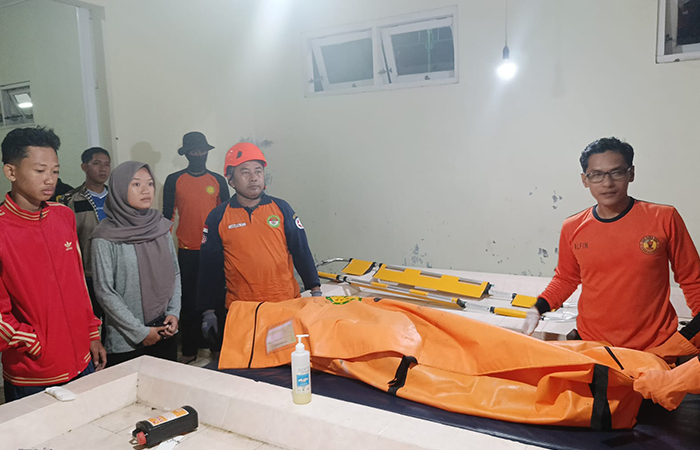 Jenazah Kayla saat berhasil ditemukan oleh tim SAR, pada Rabu (14/2).BPBD Purworejo Untuk Radar Jogja