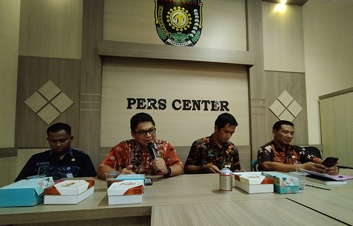 Ketua Umum Peringatan Hari Jadi ke-193 Kabupaten Purworejo Stephanus Aan Isa Nugraha (dua dari kiri) saat konferensi pers dalam memaparkan rangkaian kegiatan Hari Jadi ke-193 Kabupaten Purworejo,