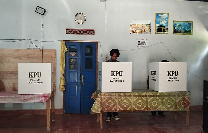 ANTUSIAS: Suasana PSU di TPS 05 Desa Maron, Kecamatan Loano, Kabupaten Purworejo,(18/2).JIHAN ARON VAHERA/RADAR JOGJA