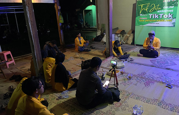 SOSIALISASI: Mahasiswa KKN Untidar memberikan sosialisasi terkait dengan strategi pemasaran online via TikTok.