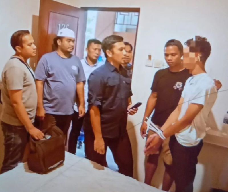 MH (Kanan muka di blur), sebagai bendahara Panitia Pemungutan Suara (PPS) Batu Piring, secara tegas menggelapkan uang tersebut dengan menunda pembayaran honor sebanyak 126  anggota KPPS.