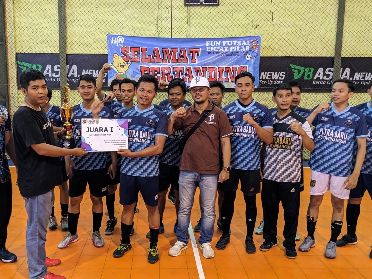 SANG JUARA : Tim futsal Kemenag Kebumen berhasil membawa pulang tropi Fun Futsal Empat Pilar. Kejuaran inu digelar sebagai rangkaian Hari Pers Nasional (HPN) Kabupaten Kebumen Tahun 2024.