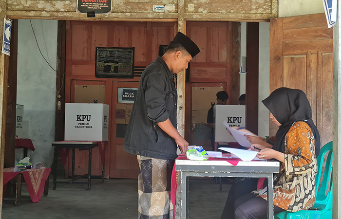 COBLOS ULANG: Sejumlah warga Dusun Ngleses, Candimulyo mendatangi TPS 006 untuk melakukan coblosan ulang, Minggu (18/2).&nbsp;