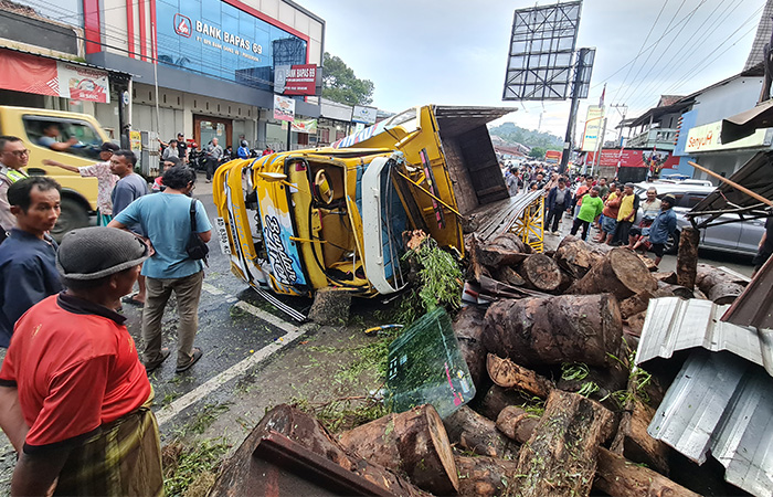 TERGULING: Truk pengangkut kayu aren terguling di Jalan Magelang-Purworejo, Senin sore (19/2).&nbsp;