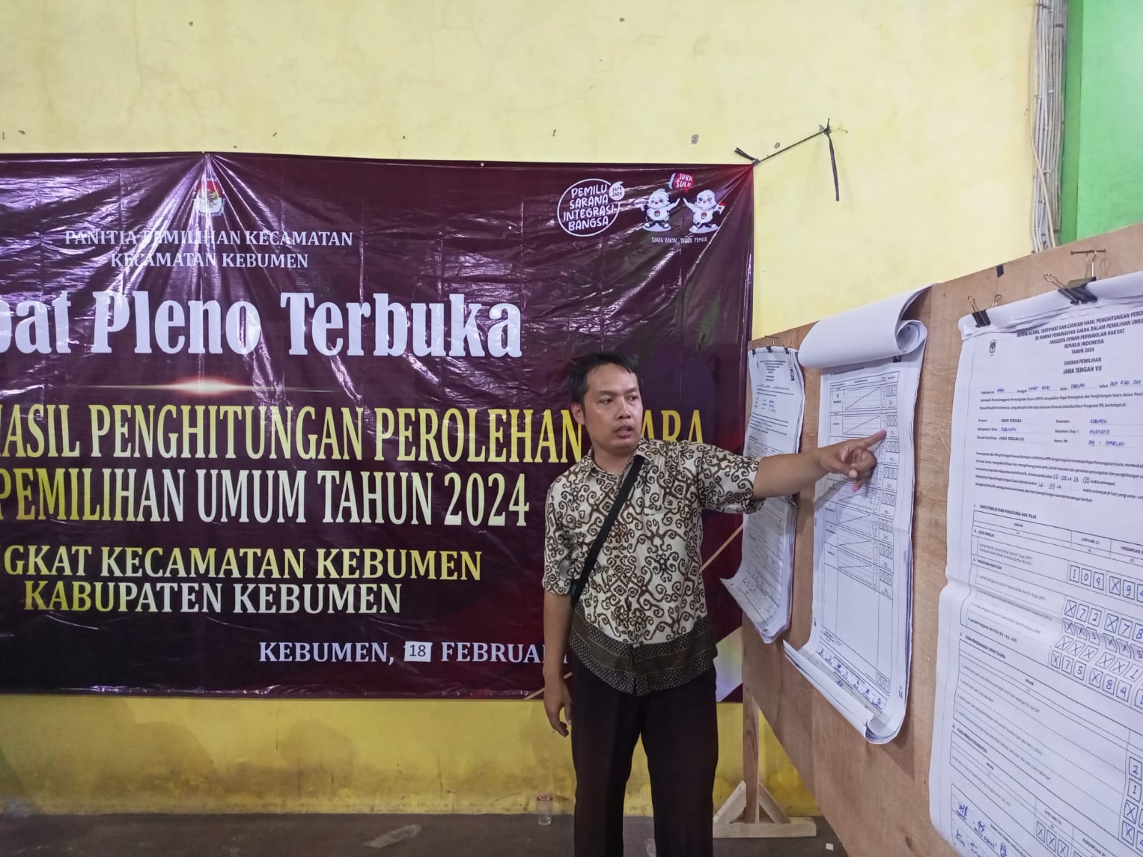 KPU Kebumen menggelar rapat pleno rekapitulasi hasil perhitungan suara di tingkat kecamatan. Adapun rapat pleno rekapitulasi Kecamatan Kebumen berlangsung di GOR Gembira.