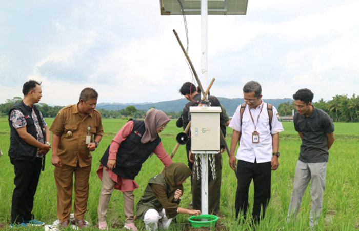 INOVATIF: Uji coba alat pengusir hama hasil inovasi Institut Teknologi Telkom Purwokerto (ITTP) di Desa Meles, Kecamatan Adimulyo.
