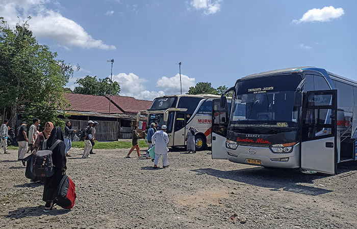 DIKAJI ULANG: Calon penumpang bersiap menaiki bus jurusan Imogiri-Jakarta di Terminal Imogiri Bantul. Nantinya, penataan terminal ini akan disesuaikan dengan nilai budaya lokal