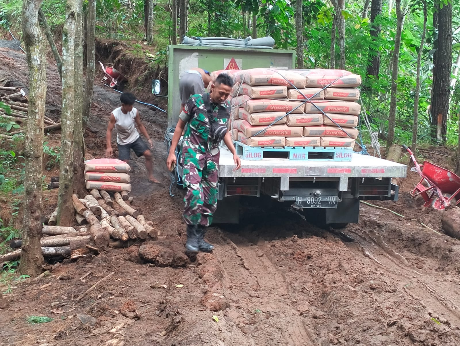Proses pengecoran jalan saat pra TMMD atau sebelum dilakukan pembukaan TMMD Sengkuyung Tahap I di Desa Gunung Condong, Kecamatan Bruno, Purworejo beberapa waktu.