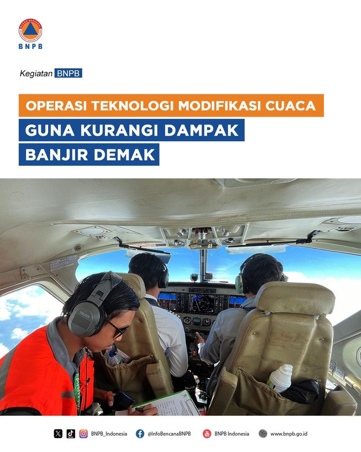 SIAGA: Potret pelaksanaan operasi TMC dari dalam pesawat.