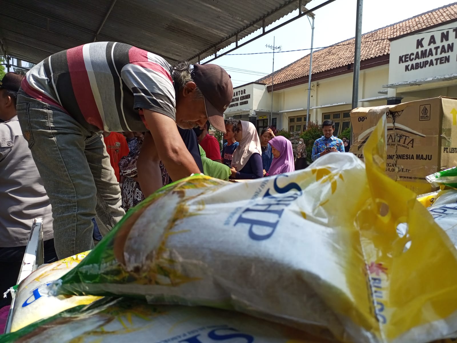 ANTRE BERAS : Pemerintah Kabupaten (Pemkab) Kebumen menggelar gerakan pasar murah sebagai bentuk intervensi terhadap kenaikan harga beras.