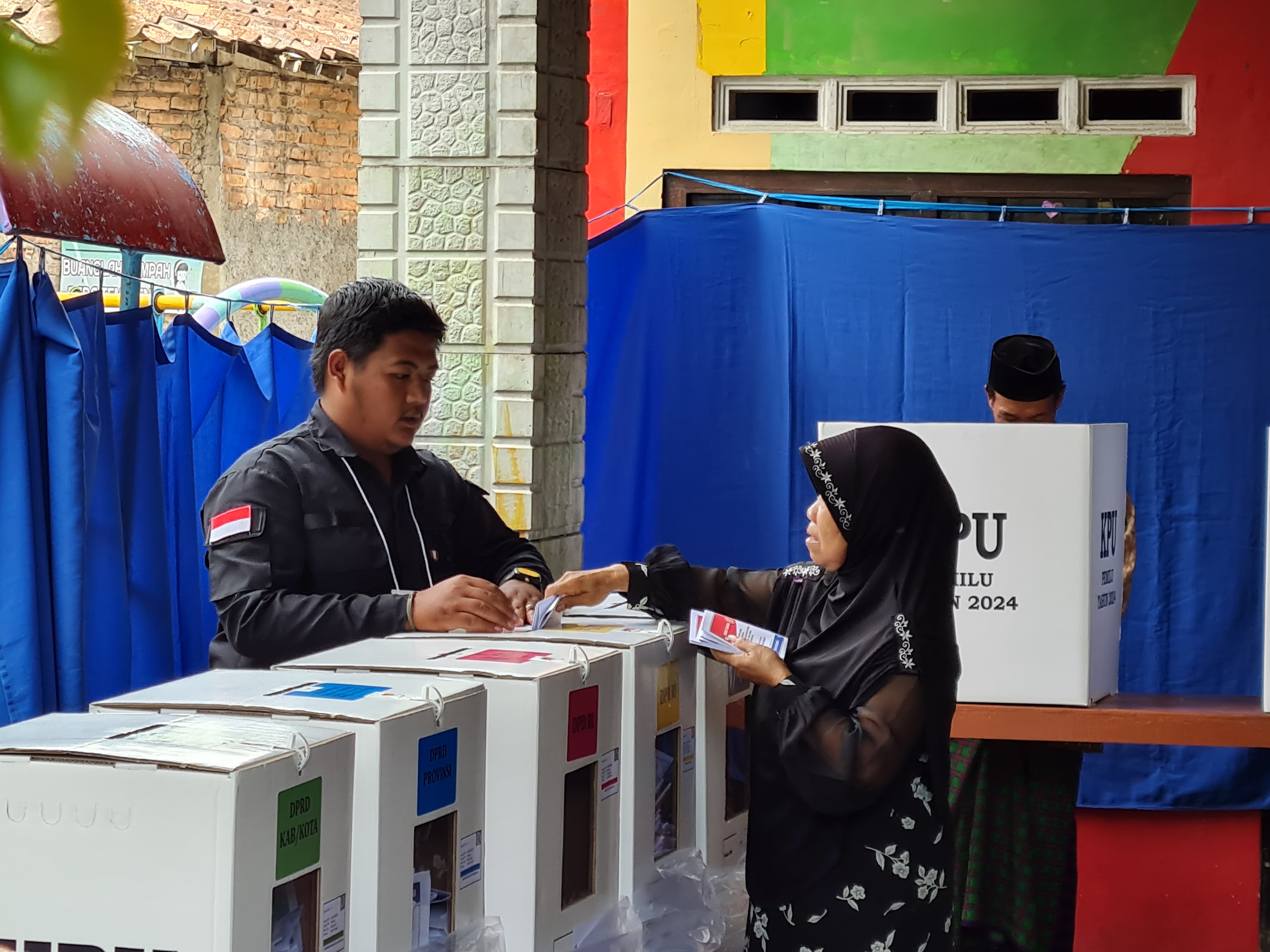 COBLOSAN ULANG: Para pemilih tampak antusias mendatangi TPS 015 Dusun Bletukan, Sumurarum, Grabag untuk mencoblos ulang  kemarin (23/2).