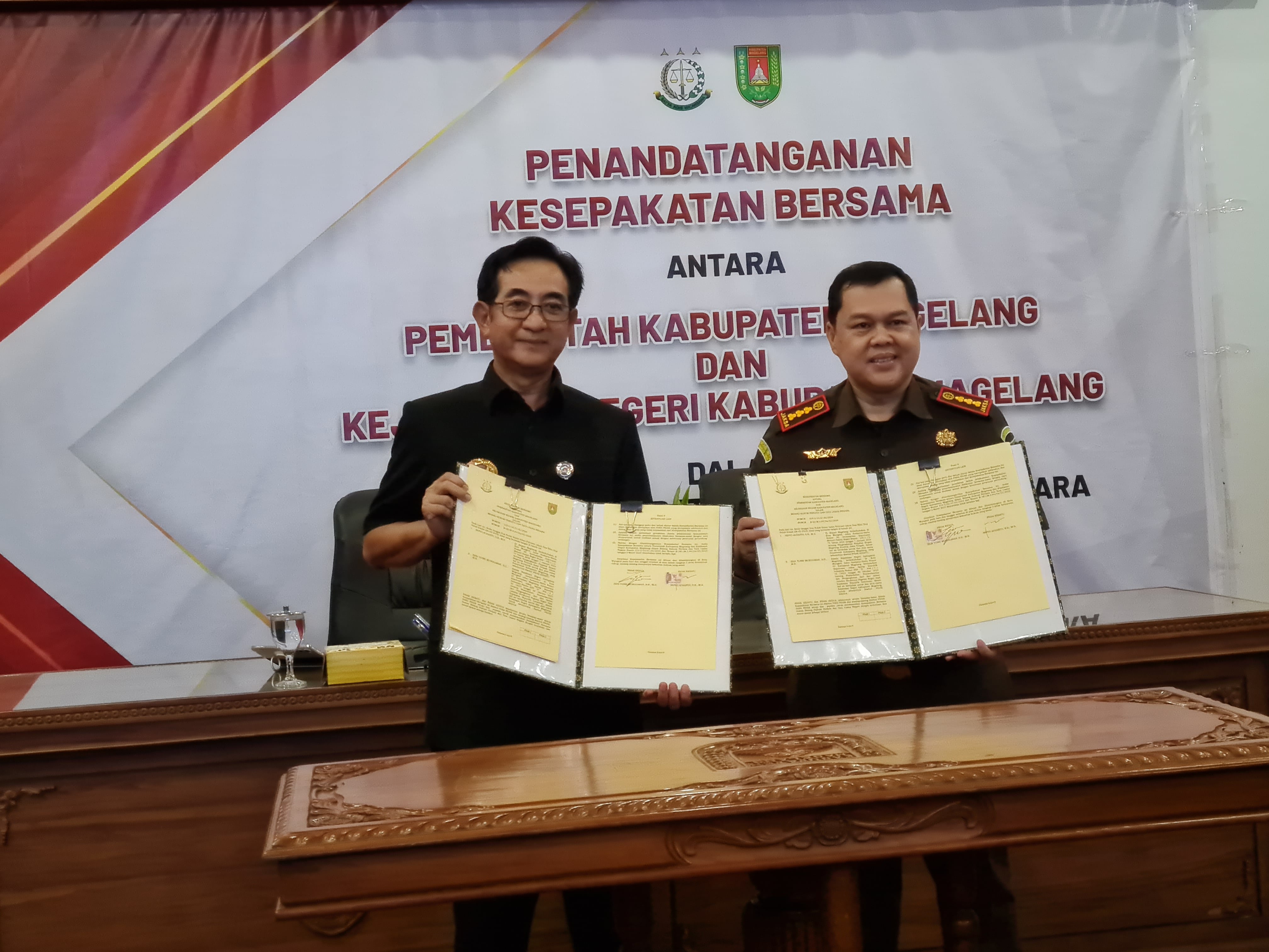 &nbsp;  RESMI: Pj Bupati Magelang dan Kepala Kejari Kabupaten Magelang usai menandatangani nota kesepahaman terkait penanganan hukum perdata dan tata usaha negara, Senin (26/2).
