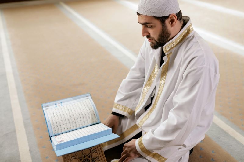 Ilustrasi membaca Al-Quran Surat Yasin.