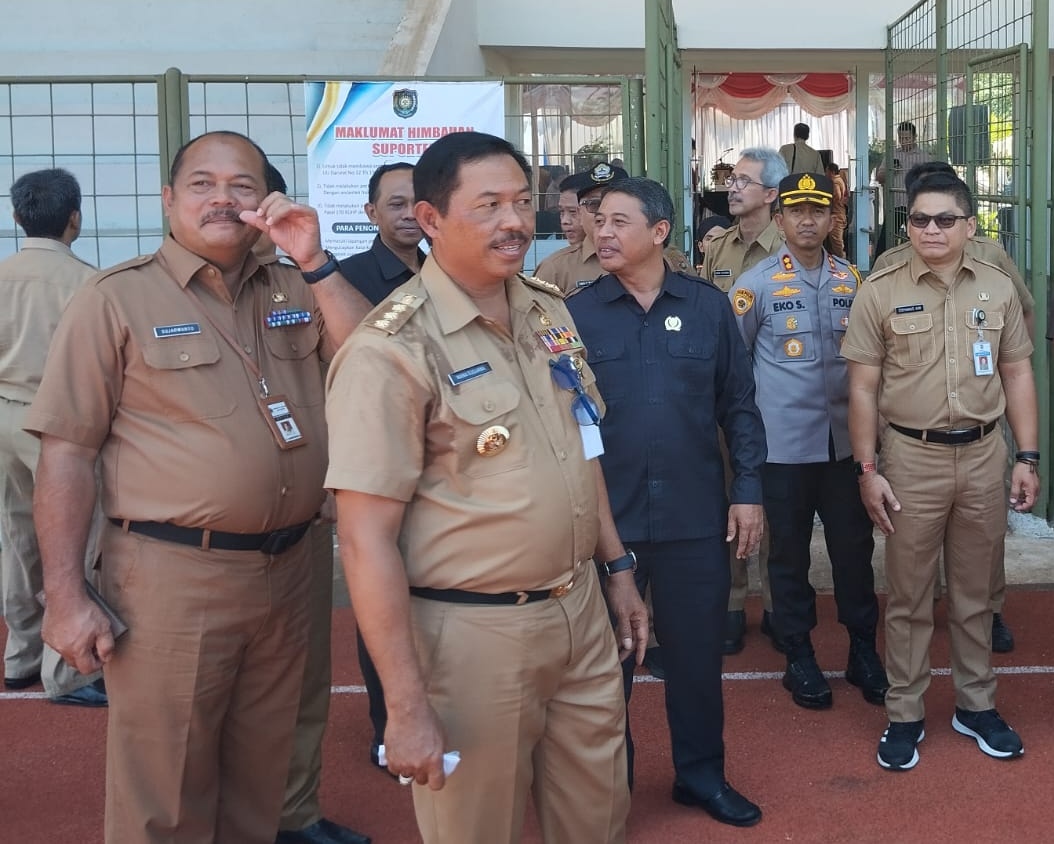PJ Gubernur Jawa Tengah (Jateng) Nana Sudjana dan Bupati Purworejo Yuli Hastuti saat meresmikan sejumlah proyek pembangunan di Kabupaten Purworejo pada 2023, Senin (26/2).